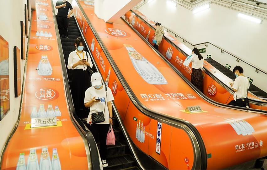 西土城/健德門/牡丹園/潘家園/芍藥居/角門西/太陽(yáng)宮/亮馬橋地鐵扶梯廣告